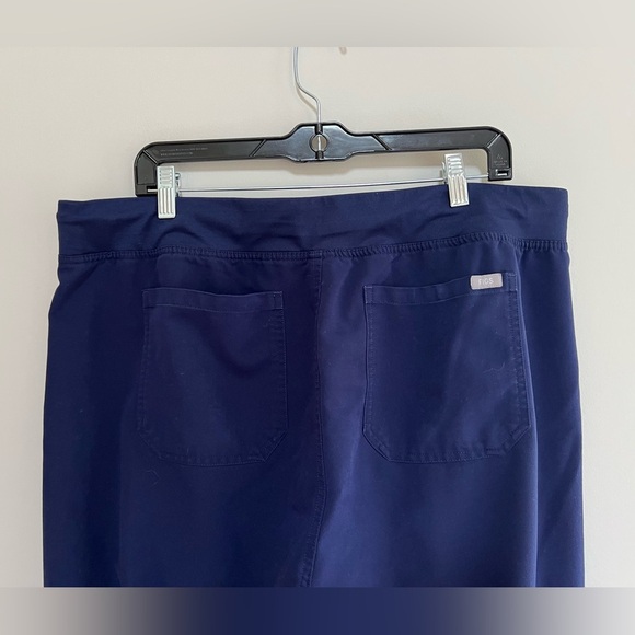 FIGS High Waisted Livingston Basic Scrub Pants in Navy, XL/T - Picture 7 of 8